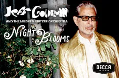„Jeff Goldblum and The Mildred Snitzer Orchestra, Night Blooms“. Ein Mann in goldener Jacke, DECCA-Logo.