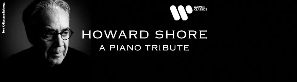 "HOWARD SHORE: A PIANO TRIBUTE" steht neben einem schwarz-weißen Porträt eines Mannes mit Brille. Warner Classics Logo oben.