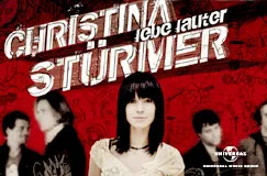 Texte: "CHRISTINA STÜRMER", "LEBE LAUTER". Frau im Vordergrund, vier Personen im unscharfen Hintergrund auf rotem Hintergrund.