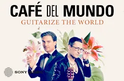 "Café del Mundo", "Guitarize the World". Zwei Männer mit Gitarren, Blumen im Hintergrund.