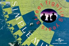 Text: "street fighting years", "SIMPLE MINDS". Silhouetten von drei Personen vor buntem Hintergrund.