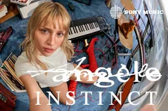 „Angèle INSTINCT“ steht auf einem Bild einer Frau in einem Musikzimmer mit Keyboard und Kopfhörern.