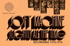 Text: "SOFT MACHINE SLIGHTLY ALL THE TIME RECORDINGS 1970-1974". Retro-Schrift auf orangem Hintergrund mit Musik-Fotos oben. Sony-Logo links oben.