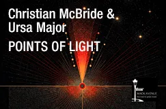 „Christian McBride & Ursa Major POINTS OF LIGHT“ vor einem kosmischen Hintergrund mit leuchtenden Punkten und abstraktem Muster. Logo "Mack Avenue".