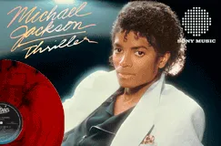 Text oben links: "Michael Jackson Thriller". Rechts ist ein Musiker in weißem Anzug zu sehen. Links eine rote Schallplatte. Logo "Sony".