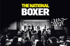 "THE NATIONAL BOXER" oben, Logo "Mofi" rechts. Schwarz-weißes Foto: Menschen tanzen zu einer Band auf der Bühne.