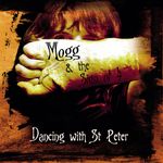 "Mogg & the Sign of 4" und "Dancing with St Peter". Eine Person hält eine Faust vor ihr Gesicht, mit warmen Farbtönen.