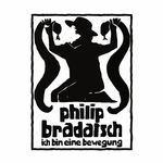 "philip bradatsch ich bin eine bewegung." Silhouette eines Mannes mit Hut, der zwei Gegenstände hochhält.