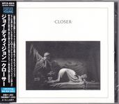 Text: "CLOSER". Links ein schwarzer Streifen mit japanischen Schriftzeichen. Schwarz-weißes Foto: Person in drapierter Kleidung.