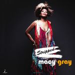 Texte: „Stripped“ und „macy gray“. Eine Frau in einem farbenfrohen Fransen-Outfit steht selbstbewusst.