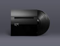 Schwarze Vinyl-Schallplatte und Hülle mit dem Schriftzug "BE QUIET" über einem ruhigen, grauen See bei Sonnenaufgang.
