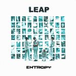 „LEAP“ oben, „ENTROPY“ unten. Vier Personen vor einer Wand voller Röntgenbilder.