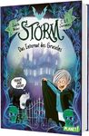 "STORM: Das Internat des Gruselns. Traut ihr euch?" Ein Junge hält einen Umhang vor einem großen, alten Gebäude hoch.