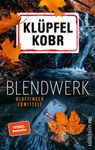 „KLÜPFEL KOBR“ auf einem Schild, „BLENDWERK“, „KLUFTINGER ERMITTELT“. Herbstblätter, Wasserfall, Smartphone im Wasser.