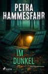 "PETRA HAMMESFAHR IM DUNKEL PSYCHO-SPANNUNG" Ein Wald mit einer Falltür, die in einen erleuchteten Keller führt.