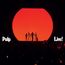 Text: "Pulp Live!" Silhouetten vor einer großen orangefarbenen Scheibe.