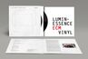 "LUMIN-ESSENCE ECM VINYL" in schwarz/rot. Albumcover und geöffnete Hülle mit Foto und Text.