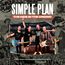 "SIMPLE PLAN", "THE KIDS IN THE CROWD". Vier Männer mit Gitarren, jubelnd in einer großen Konzertmenge. Collage-Hintergrund.