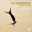 „LA TARANTELLA E UN PO’ DI FOLLIE“ – L’Arpeggiata, Christina Pluhar. Eine Person fällt rückwärts auf hellem Sand.