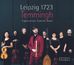 „Leipzig 1723 Temmingh Capricornus Consort Basel“; Musiker-Gruppe, zentrale Person in gemustertem Anzug mit Flöte.
