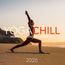 „YOGACHILL: MEINE ENTSPANNUNGSREISE 2026“. Eine Person macht Yoga am Strand bei Sonnenuntergang.