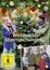 "Weihnachtsüberraschungen" steht groß in der Mitte. Zwei Personen schmücken einen Weihnachtsbaum, darunter Fotos von sechs Personen.