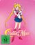 Text "Sailor Moon" in geschwungener Schrift, FSK 12 Symbol. Illustration eines Mädchens in blau-weißem Outfit auf rosa Hintergrund.