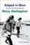 "Edged in Blue: Eine Rock & Roll-Odyssee mit Rory Gallagher" von Dónal Gallagher. Zwei Männer, einer mit Gitarre, spazieren vorbei.