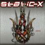 Text: Static-X, Machine. Hintergrund mit Binärcode. Zentrum: mechanische, krallenartige Konstruktion.