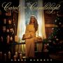 "Carols and Candlelight Deluxe" steht oben, "Gabby Barrett" unten. Eine Frau in einem langen, gelben Kleid sitzt zwischen Kerzen., CD