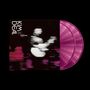 Text: „KIM DEAL Live 01. March 2025 BARBICAN London“. Verschwommenes Bild einer Person mit Gitarre, zwei magenta Schallplatten., 2 LPs