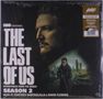 Texte: "HBO Original - The Last of Us - Season 2 - Music by Gustavo Santaolalla & David Fleming".  
Gesicht und bewaffnete Person im Hintergrund., 3 LPs