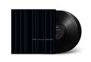 „1996 / Ryuichi Sakamoto“ auf einem Plattencover mit dunklen vertikalen Streifen, dahinter eine Schallplatte., 2 LPs