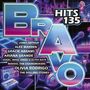 „BRAVO Hits 135“ mit Künstlernamen wie James Arthur, Ariana Grande, Olivia Rodrigo. Szenen aus einem Nachtclub, Mikrofon, DJ., 2 CDs