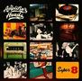 "The Amplifier Heads" und "Super 8". Eine Collage mit Retro-Fotos, darunter Schallplatten, Autos und Alltagsszenen., CD