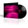 Der Text "TOMORA" ist auf einer Schallplatte in einem schwarz-pinken Cover mit verschwommener Frau., LP