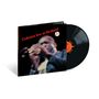 "Coltrane live at Birdland" in roter Schrift, unscharfe Aufnahme eines Jazzmusikers mit Saxophon, Vinyl daneben., LP