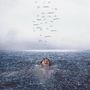 Handgeschriebener Text "In wonder". Ein lachender Mann schwimmt im Meer, umgeben von spritzendem Wasser., LP