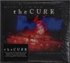 Schrift: "the CURE", "Songs of a Live World", "Troxy London MMXIV". Rote und blaue Bühnenbeleuchtung, große Mondprojektion., CD