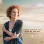 Text: "LYNNE ARRIALE TRIO, WIDE AS THE SKY, ALON NEAR AND LUKASZ ZYTA." Frau am Strand, die lächelnd in die Ferne blickt., CD