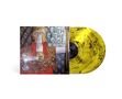 „Faith of the Muse“ und „Vera Causa“ stehen auf einer künstlerischen Plattenhülle. Zwei gelb-schwarze Schallplatten., 3 LPs