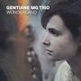 "GENTIANE MG TRIO WONDERLAND" oben links. Nahaufnahme eines nachdenklichen Gesichts, künstlerisch inszeniert., CD