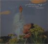 "Can You Hear the Birds?" steht in der oberen Ecke, darunter eine Person in heller Kleidung, die sich nach oben streckt, umgeben von gelben Blumen., CD