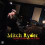 Mitch Ryder in gelber Schrift, darunter "Everyone's Servant, No One's Slave." Ein Mann singt in einem Tonstudio.