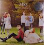 "M83, Saturdays=Youth" steht oben. Menschen in stilvollen, retro angehauchten Outfits auf einer grünen Wiese.