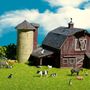 Illustration eines Bauernhofs mit einem roten Scheunenhaus, einem Silo und Bauernhof-Tieren auf einer grünen Wiese., LP