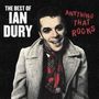 "The Best of Ian Dury" und "Anything That Rocks" in weiß und rot. Ein Mann mit hellem Mantel und gemustertem Schal lächelt.