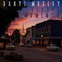 Text: "DARYL MOSLEY LITTLE MOMENTS". Eine ruhige Kleinstadtstraße bei Sonnenuntergang mit alten Autos und Gebäuden., CD