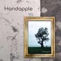 "Handapple" oben links, "Untangled" unten auf einem Gemälde: Baum auf Wiese. Zerrissene Tapete als Hintergrund., LP