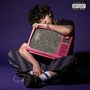 "Parental Advisory Explicit Content" oben rechts. Junge umarmt pinken Retro-Fernseher mit flimmerndem Bildschirm., CD